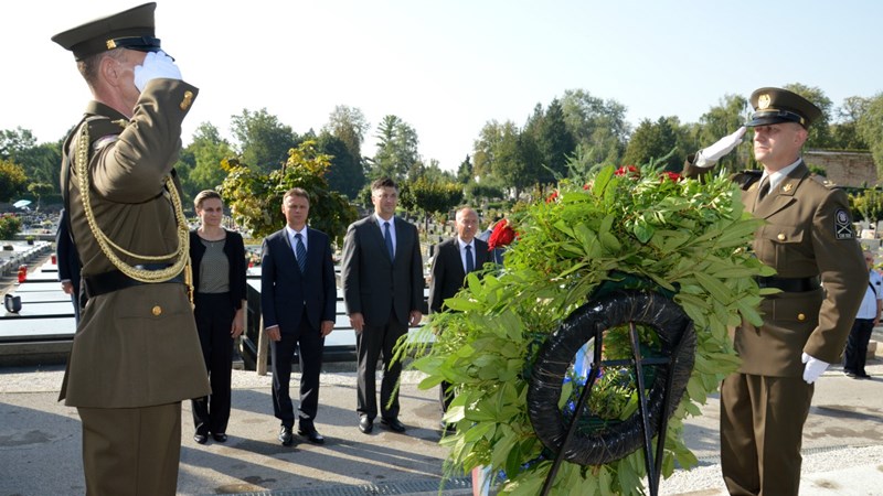Predsjednik Vlade na Mirogoju: Žrtva hrvatskih branitelja obvezuje nas da gradimo Hrvatsku kakvu su oni sanjali
